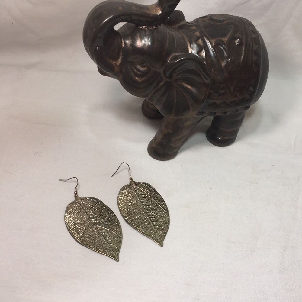 Gold leaf shaped earrings 🍂🍂